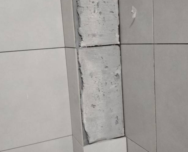 边坝瓷砖空鼓维修公司分享下瓷砖施工前基层浇水润湿程度不足，可能导致以下问题